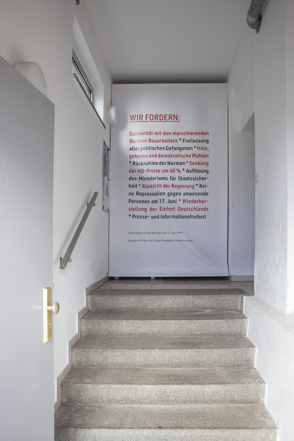 7F8A5770 Kopie Treppenaufgang mit Plakat "Wir fordern" zu Forderungen der Berliner Bauarbeiter von 1953