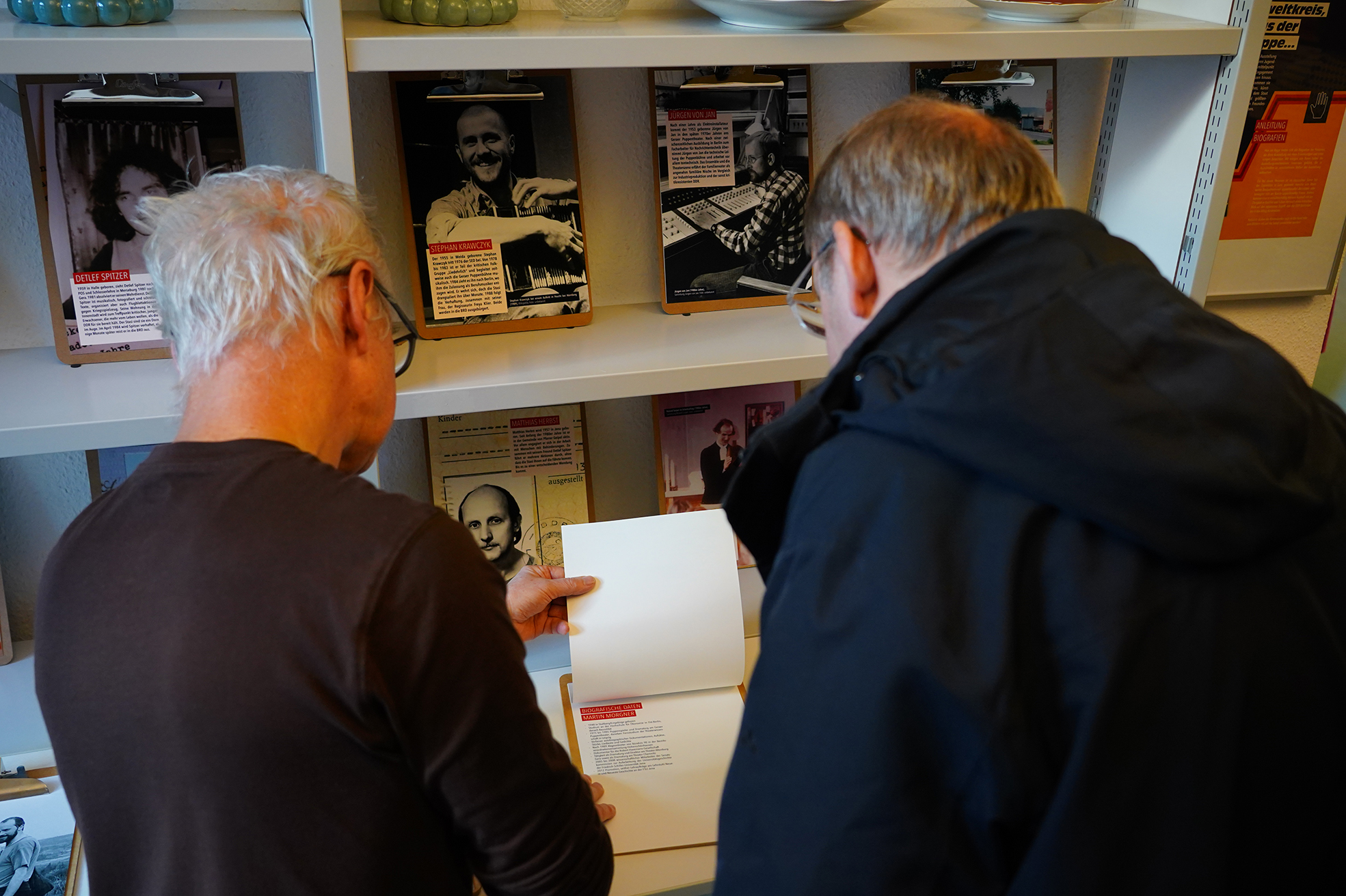 Frank Karbstein erklärt Besuchern die Ausstellung "Das waren die 80er"