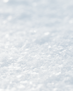 weißer Schnee mit etwas Sonne